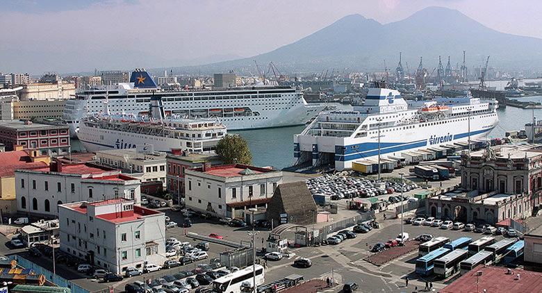 Autobús circular gratuito en el puerto de Nápoles