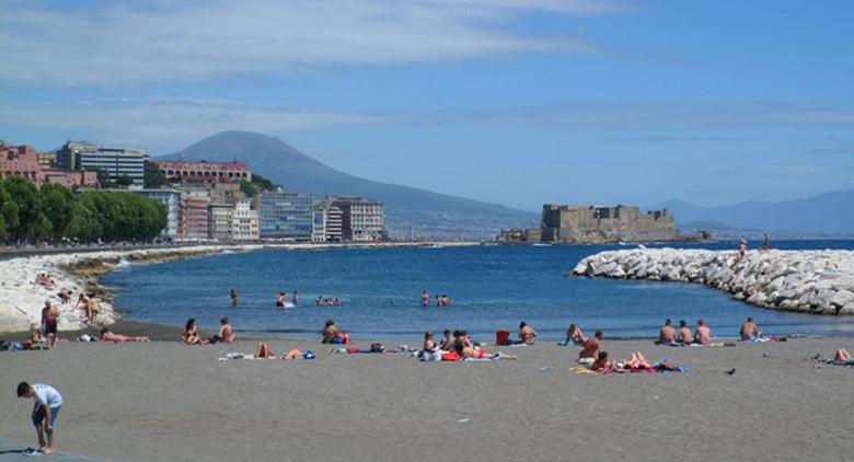 Pour l'été 2017 à Naples, toilettes et douches sur les plages publiques