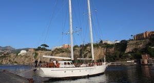En velero en el Golfo de Nápoles y Capri para recordar Totò con espectáculos y degustaciones