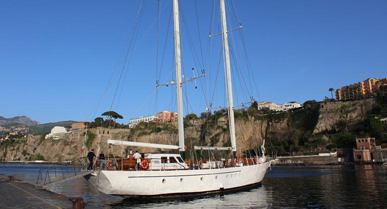 En velero en el Golfo de Nápoles para recordar Totò