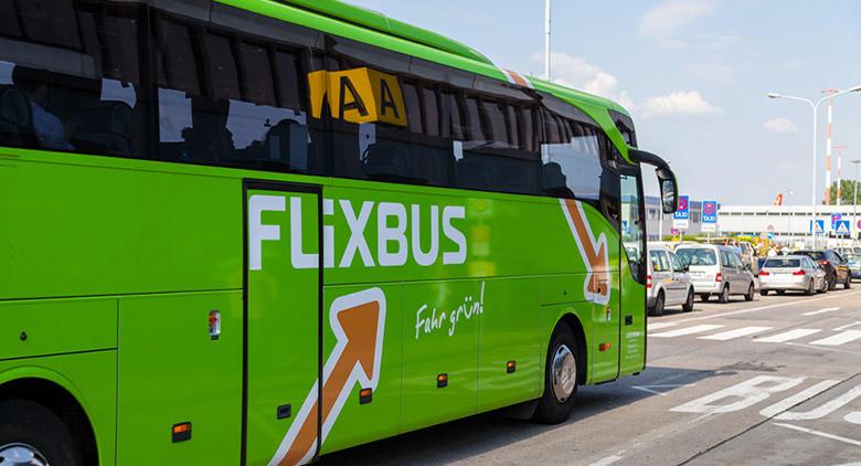 حافلة Flixbus في نابولي مع مكتبة رقمية مجانية