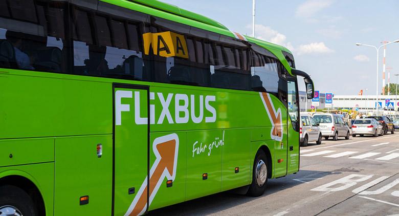 無料のデジタル ライブラリを備えたナポリの Flixbus バス