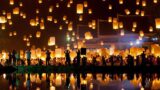 La noche de las linternas del deseo en el lago Averno con un vuelo de linternas chinas