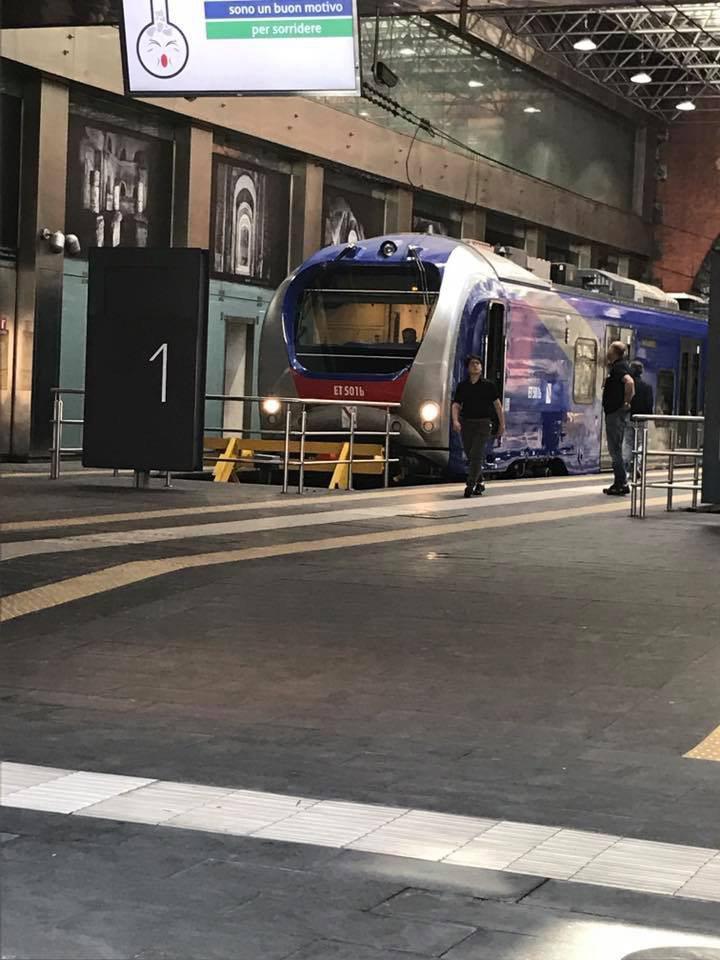 Esterno del nuovo treno della Cumana a Napoli