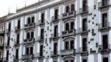 ナポリのホテル パーカーズ、ファサードの大きなクロスワード パズルがホテルの物語を語っています