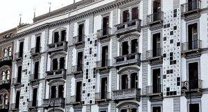 Hotel Parker’s a Napoli, un grande cruciverba sulla facciata racconta la storia dell’albergo