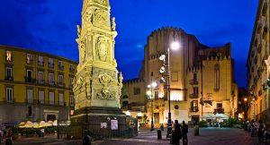 Der Geist von Totò in Piazza San Domenico Maggiore in Neapel zwischen farbigen Lampen und Ballonen