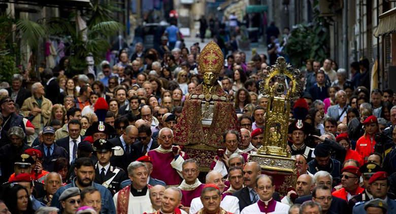 Em 6 de maio de 2017 a procissão para San Gennaro em Nápoles