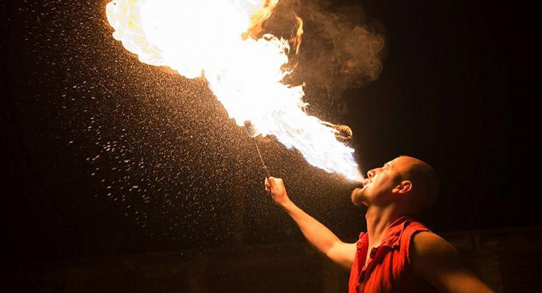 Musik und Zirkus im Freien beim Atella Sound Circus 2017 in Succivo