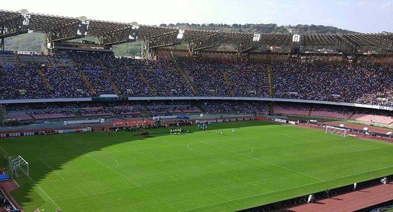 A Partida do Sol no Estádio San Paolo em Nápoles