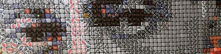 Figura Totò feita com bonés