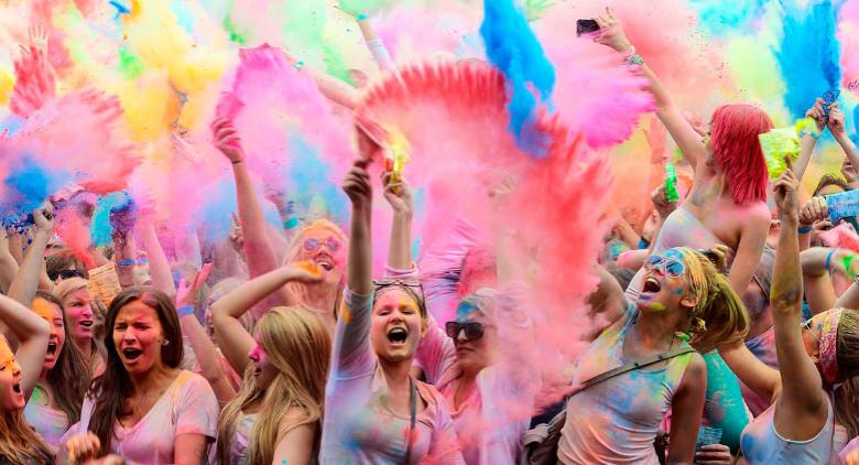 Holi Dance Festival 2017 bei Arenile di Bagnoli in Neapel zwischen Animation, Farben und Musik