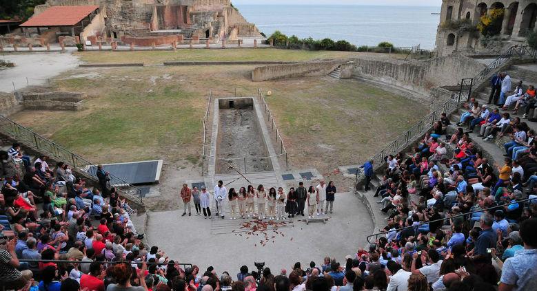 Concertos e apresentações teatrais no Pausilypon em Nápoles