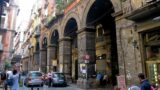 Виа Трибунали в Неаполе становится пешеходной зоной даже в течение недели