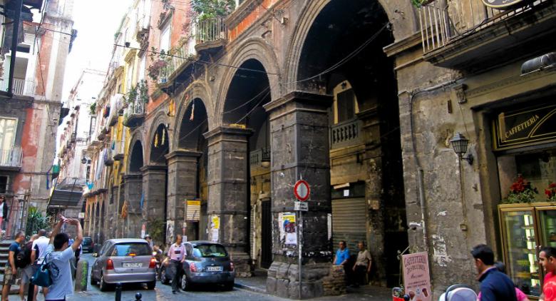 Die Via dei Tribunali in Neapel wird auch unter der Woche zur Fußgängerzone