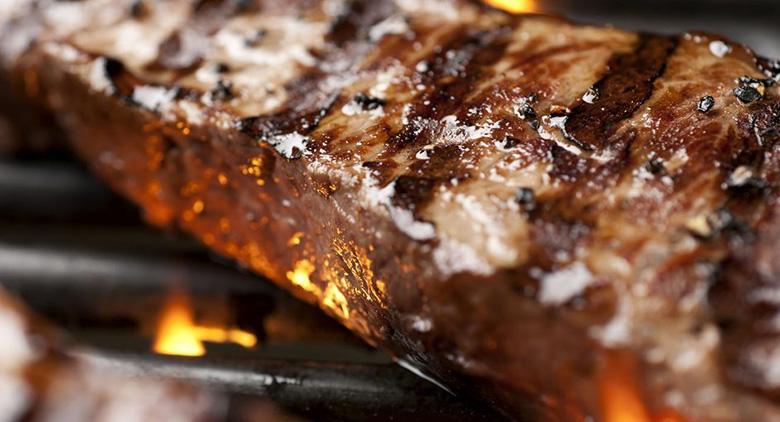 Gegrilltes Fleisch, in Sant'Agata dei Goti das Fest, das der lokalen Exzellenz gewidmet ist