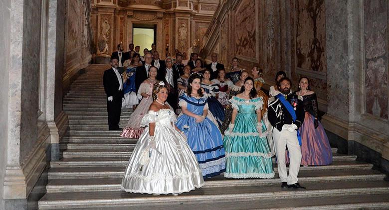 Figures en costume d'époque au Grand Bal du XIXe siècle au Palais Royal de Caserte