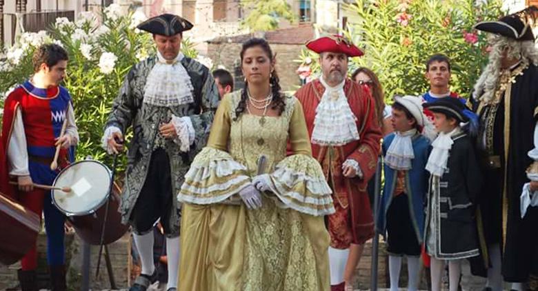 Figuren im Kostüm im Königspalast von Caserta für das Barockfestival in Erinnerung an Diego d'Avalos