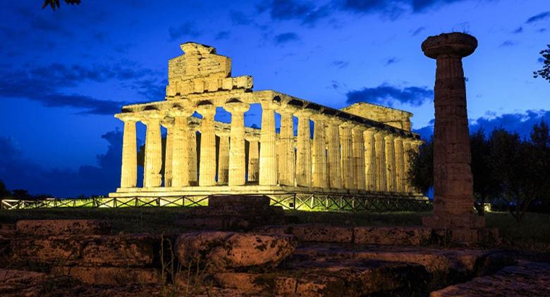 Templo de Paestum por la tarde, visitas nocturnas a las excavaciones de Campania por la noche 2017