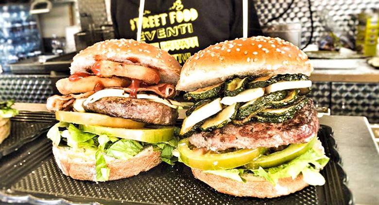 Sandwiches con hamburguesas en el Street Food Festival en Torre del Greco