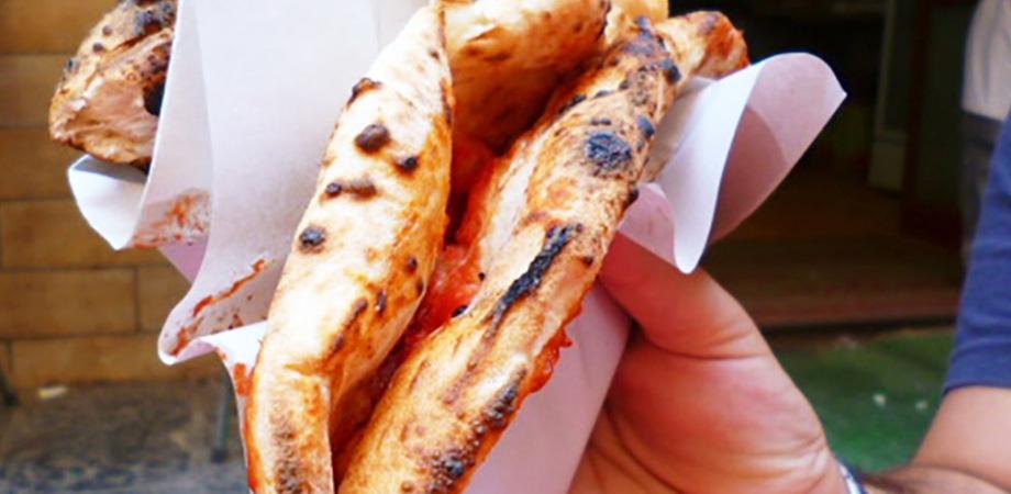 Pizza portefeuille Decumani La pizza portefeuille Decumani à Naples
