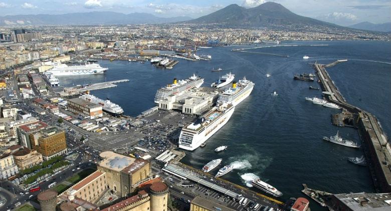 Porto de Nápoles, visitas de ferry e concerto gratuito do Teatro San Carlo