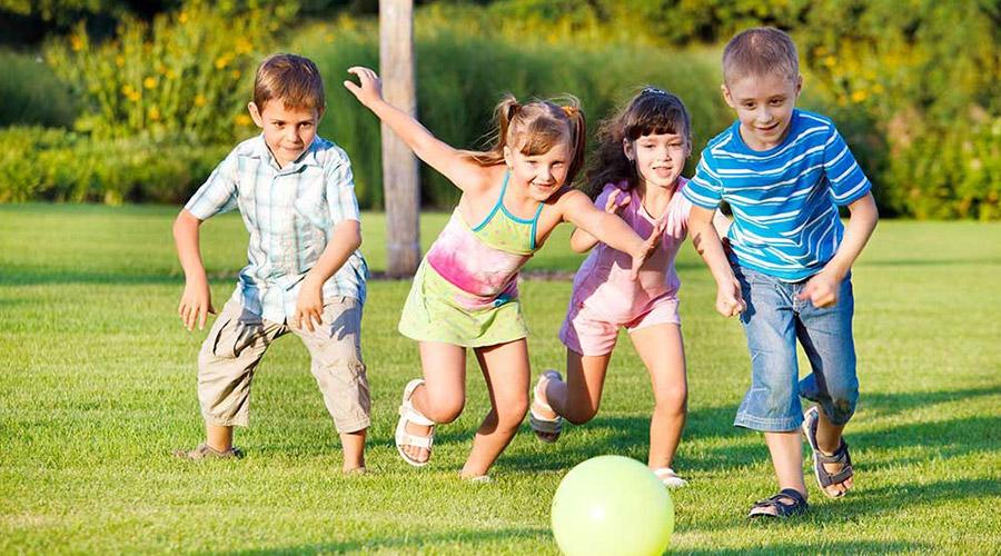 Enfants jouant, camps d'été 2017 à Naples