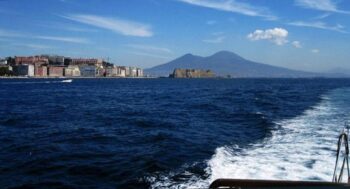 Batò Naples em Nápoles, barco para admirar a costa do mar