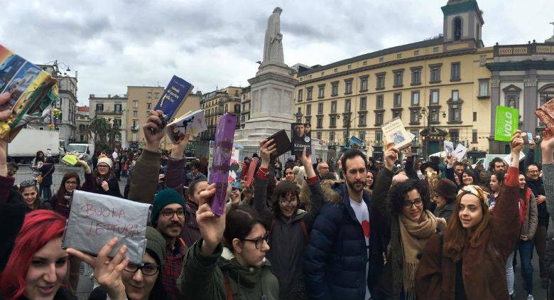 Book Mob auf der Piazza Dante in Neapel, der Büchertausch kehrt zurück