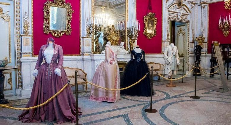 Vestidos de estrellas internacionales en la exposición en Villa Pignatelli en Nápoles