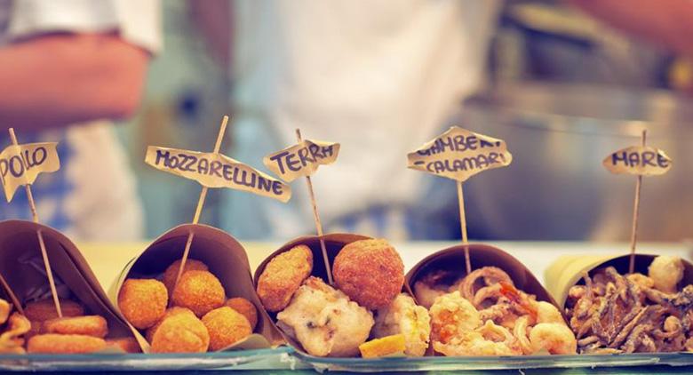 Fried cuoppi for the Franciscan festival in via Epomeo in Naples