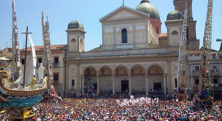 在诺拉举行的Festa dei Gigli庆祝活动