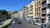 Дорожное устройство на Ривьере ди Кьяйя в Неаполе, чтобы позволить работы мощения