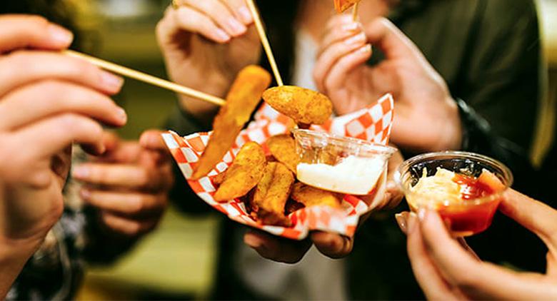 Comida de rua frita para o Festival de Verão Liternum no Lago di Patria