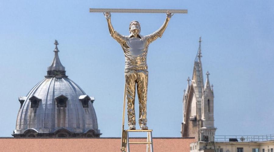 Homem medindo as nuvens no Museu Madre