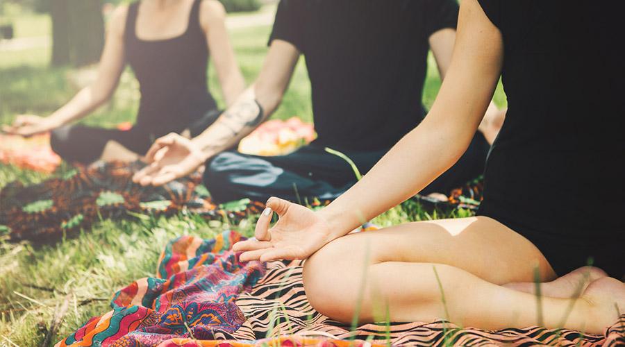 Yoga in den Gärten des Königspalastes von Caserta