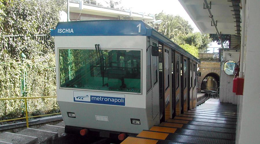 Funicular Mergellina em Nápoles, fechando para o verão de 2017