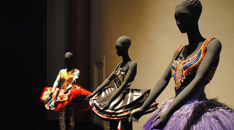 Vestidos de Gianni Versace, exposición en el Museo Arqueológico de Nápoles