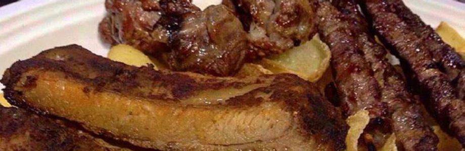 Аппетитное блюдо с ребрышками, шашлыками и тарелками, фирменные блюда фермы Fattoria Carpineto Аппетитное блюдо с ребрышками, шашлыками и тарелками, фирменные блюда фермы Fattoria Carpineto