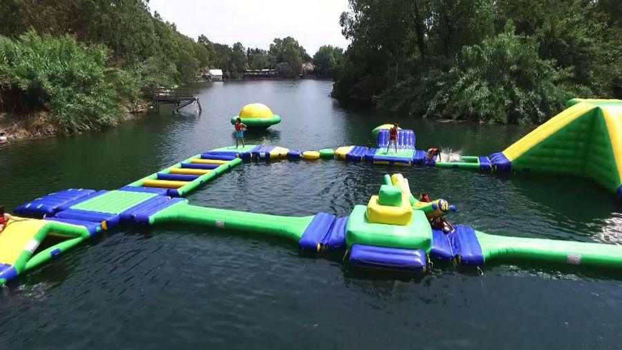 Akuapark à Castel Volturno, le nouveau parc aquatique avec flotteurs gonflables