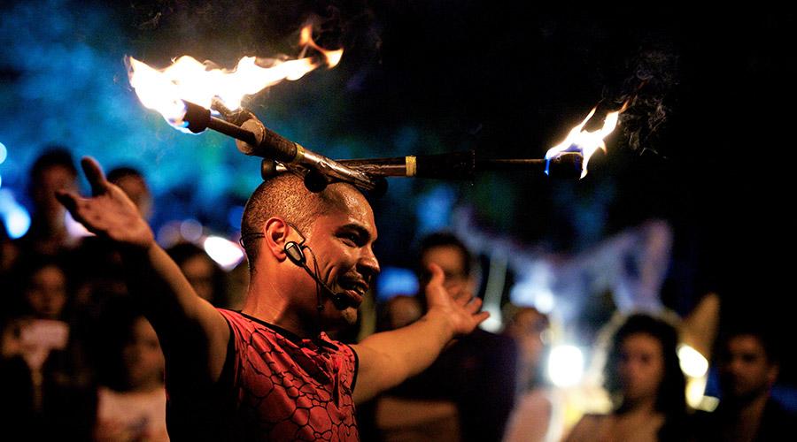 Artistas de rua no Festival Mojoca em Moio di Civitella