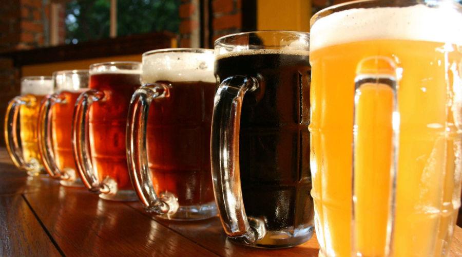 Jarras de cerveza para el Beer Fest 2017 en Marcianise, un festival de cerveza artesanal