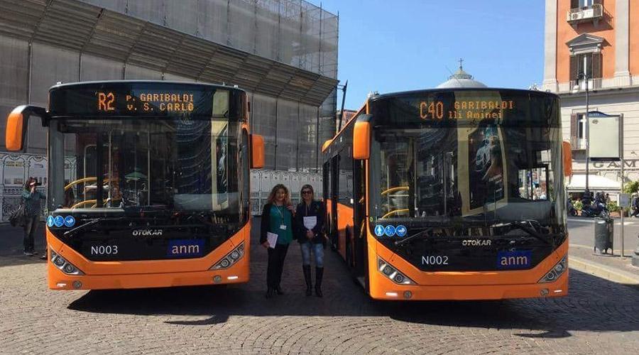 ナポリでの20 7月2017のストーキ、メトロ1線、ケーブル類とバス