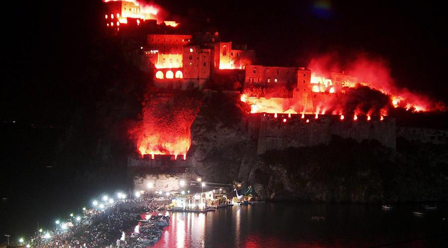 Fuego del castillo aragonés para la fiesta de Sant'Anna en Ischia