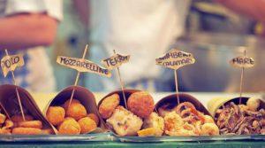 طعام الشارع في مهرجان Agropoli مع طعام الشارع من جميع أنحاء إيطاليا والعروض