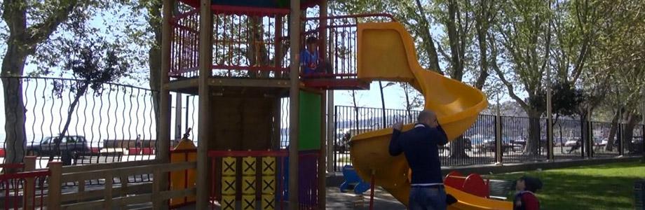 Villa Comunale in Neapel mit Spielen für Kinder Spiele für Kinder in der Villa Comunale di Napoli