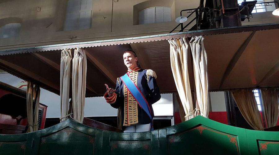 Notturno a Pietrarsa: visita al Museo del Ferrocarril con personajes disfrazados y Ferdinando II