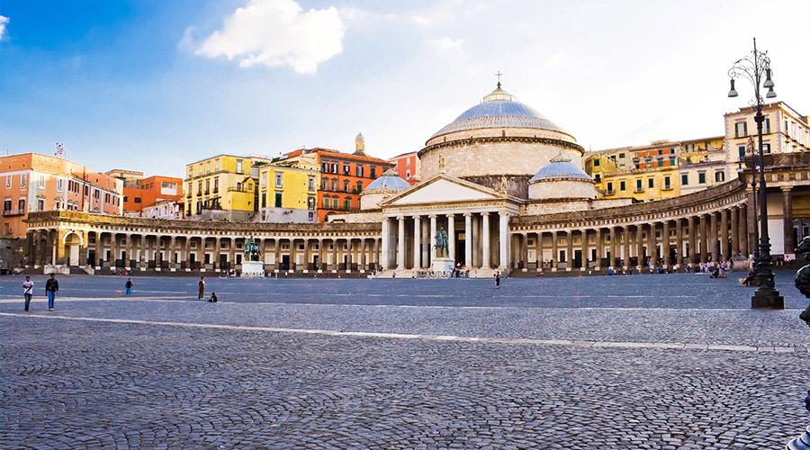 Piazza del Plebiscito a Napoli