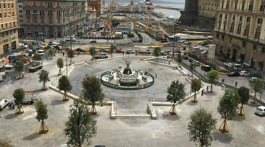 Piazza Municipio a Napoli, sì a tavoli e ombrelloni fuori a bar e ristoranti