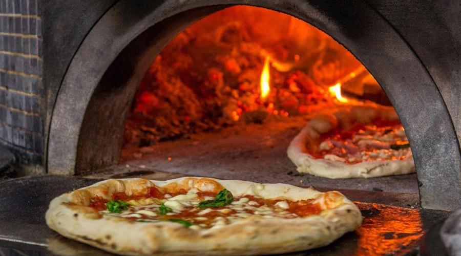 Pizza margherita napoletana